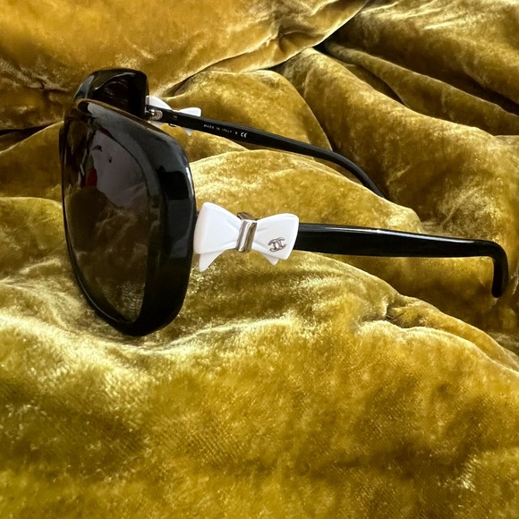 Chanel sunglasses with bows - Picture 4 of 10